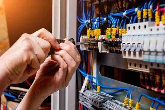 Elektrik panosunda bağlantı ve teknik servis çalışması
